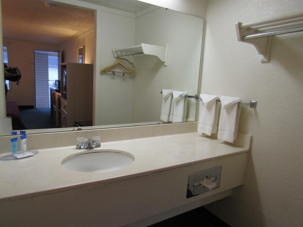 Austin Town Inn Austintown Zewnętrze zdjęcie